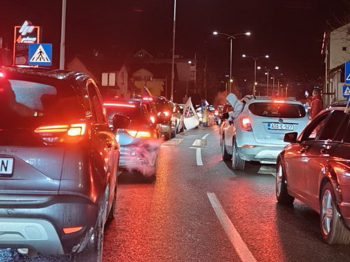 Haos u Fojnici: Pijani vozač autom udario policajca, pa ga pretukao