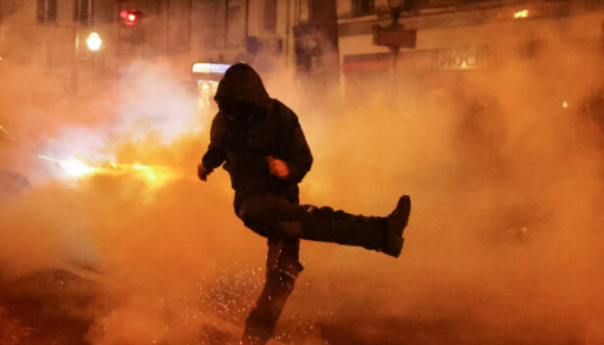Haos u Francuskoj: Milioni na ulicama, suzavci, vatra, povrijeđeni policajci
