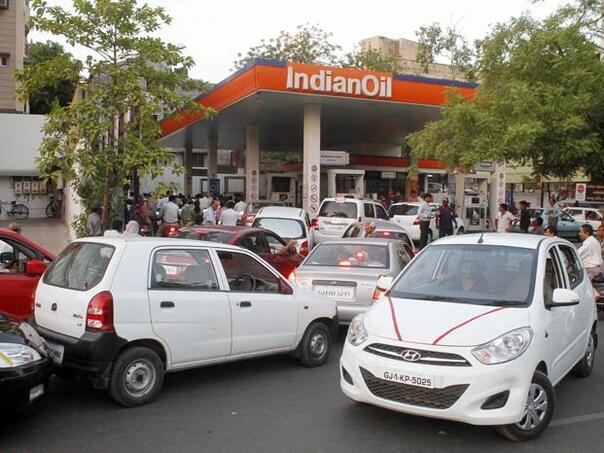 Haos u Indiji: Građani masovno kupuju gorivo, vlasti tvrdi "nema panike"