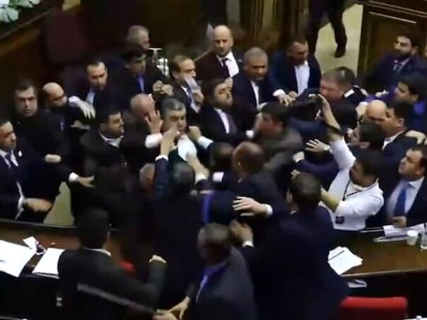 Haos u parlamentu Armenije: Zastupnici se tukli, letjele stolice ...