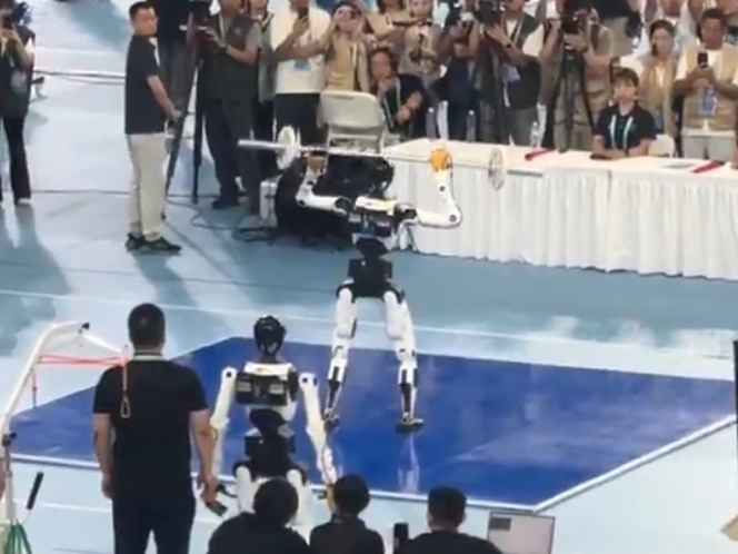 Haos u Pekingu: Robot tokom dizanja tegova pao na sudije