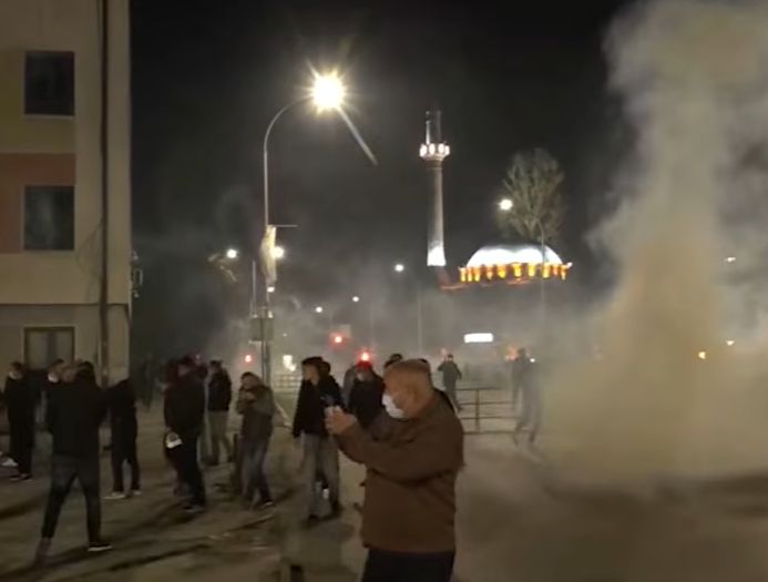 Haos u Prištini: Demonstranti gađali Skupštinu, policija uzvratila suzavcem