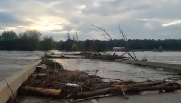 Haos u SAD: Pukle dvije brane, evakuisane hiljade ljudi