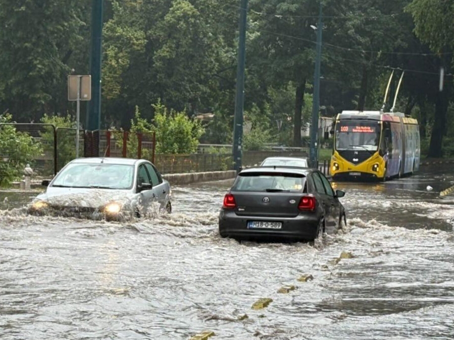 Haos u Sarajevu: Nevrijeme pretvorilo ulice u rijeke, oštećena infrastruktura
