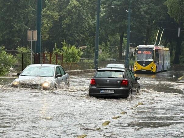 Haos u Sarajevu: Nevrijeme pretvorilo ulice u rijeke, oštećena infrastruktura