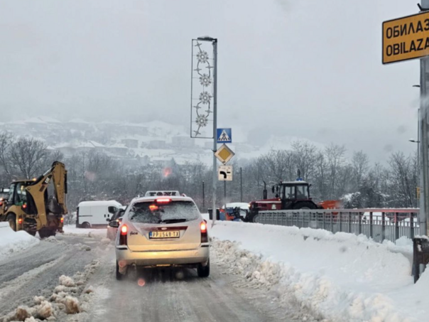 Haos u Srbiji: Struje nema hiljade domaćinstava, putevi djelimično prohodni