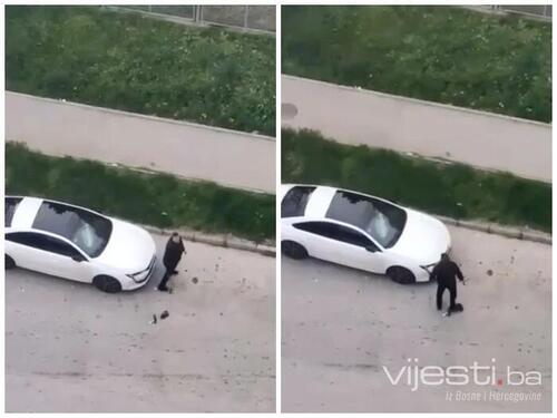 Haos u tuzlanskom naselju: Muškarac palicom razbio auto