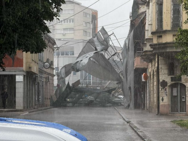 Haotične scene iz Prijedora: Olujni vjetar srušio zaštitu sa zgrade