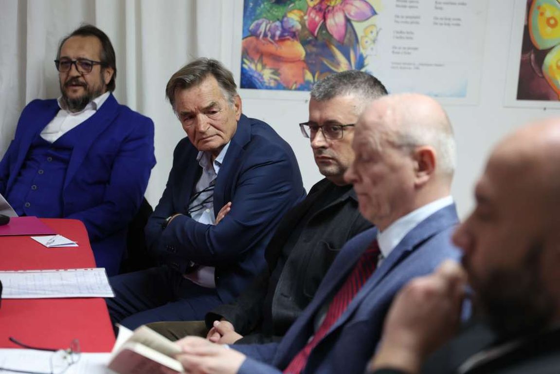 Haris Silajdžić predstavio "Visove u magli": Poezija koja vodi kroz unutarnje pejzaže