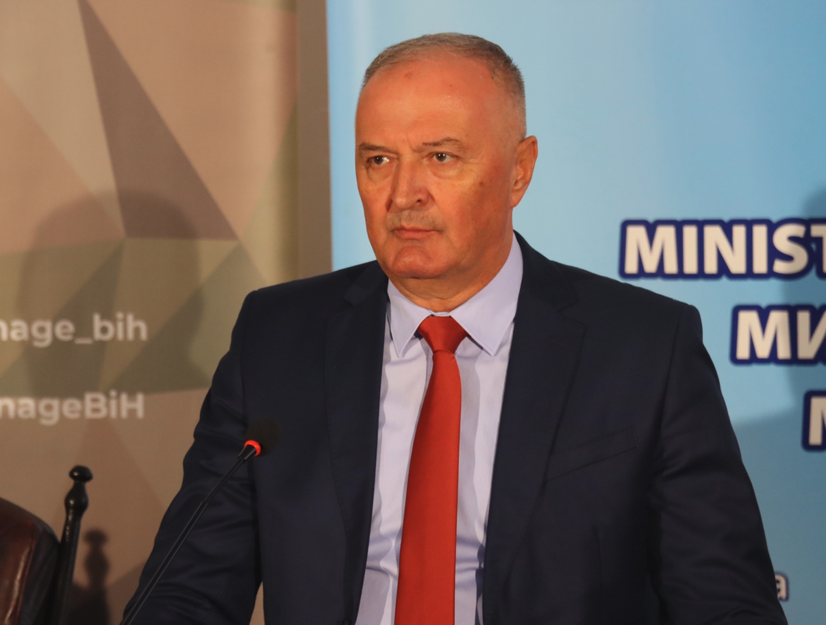 Helez zove Schmidta u pomoć: Deblokirajte nam institucije