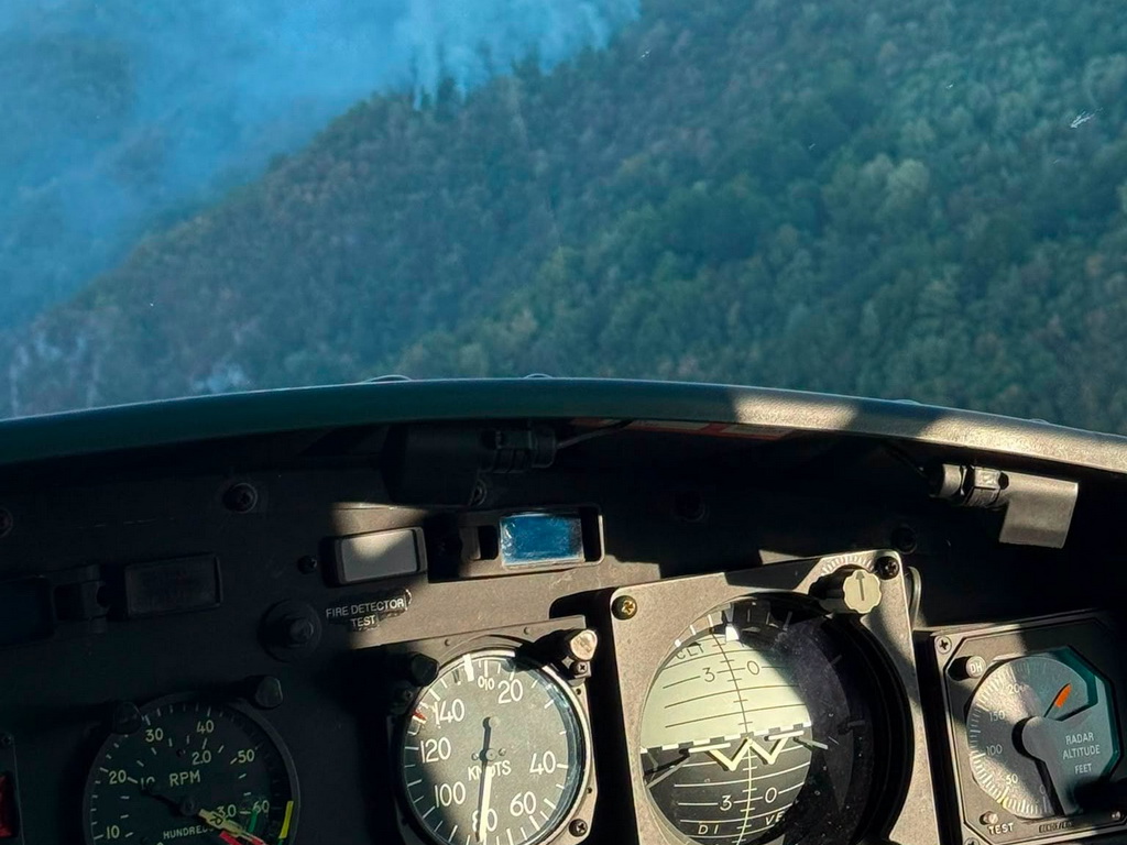 Helikopter gasi požar kod Cazina, 22 vojnika na terenu kod Nevesinja