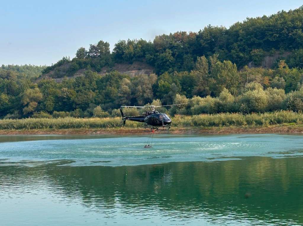 Helikopter ugasio požar koji je prijetio borovoj šumi