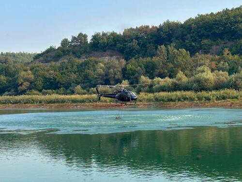 Helikopter ugasio požar koji je prijetio borovoj šumi