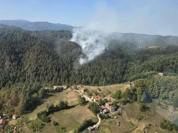 Helikopter ZDK-a u akciji: Ugašen požar koji je prijetio kućama kod Maglaja