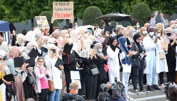 Hiljade demonstranata u Briselu se protive zabrani nošenja hidžaba