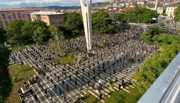 Hiljade Kosovara izašlo na ulice Prištine, traže održavanje izbora