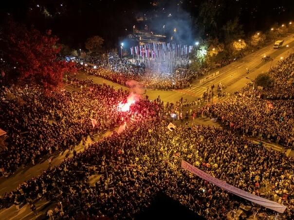 Hiljade ljudi na ulicama Novog Sada: Najveći skup u historiji Srbije