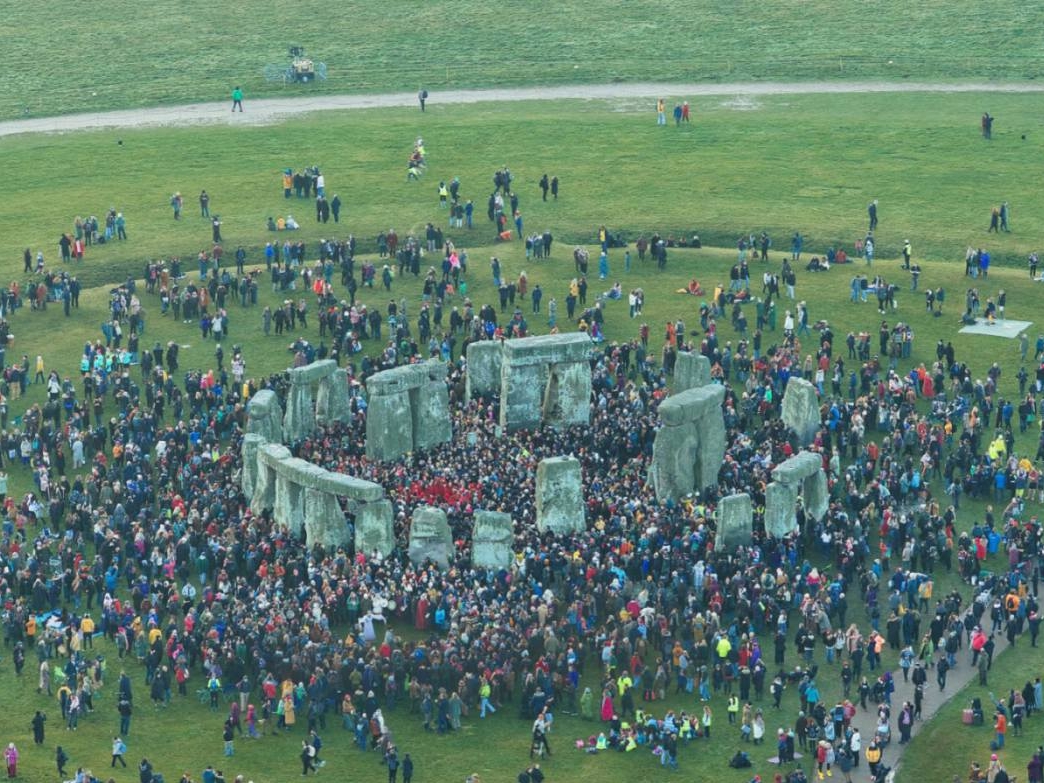 Hiljade ljudi okupile se kod Stonehengea obilježavajući Zimski solsticij 