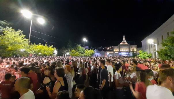 Hiljade Mostaraca uživa u koncertu na Musali