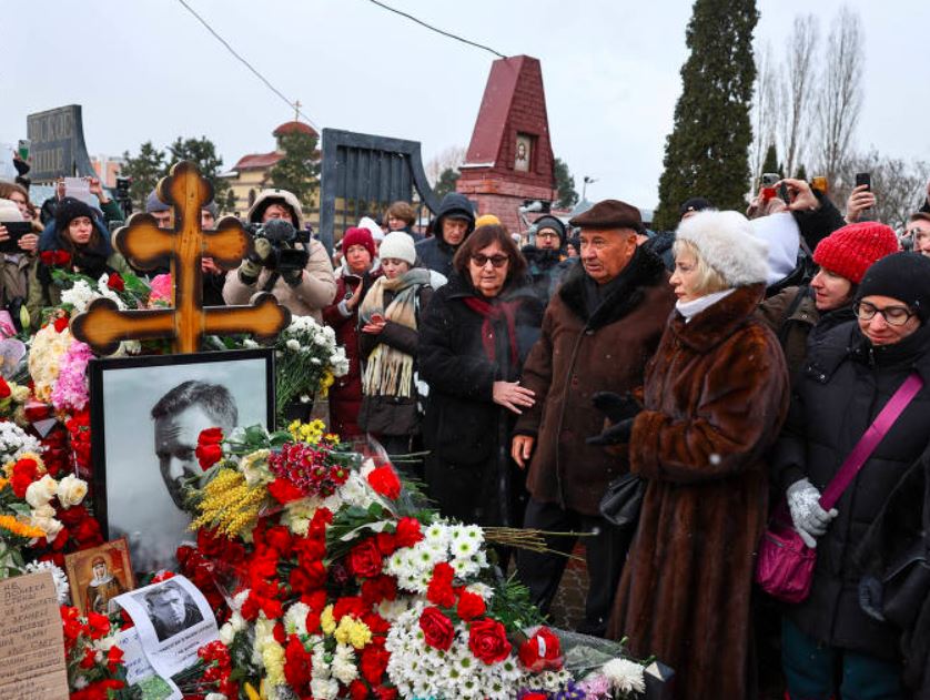 Hiljade Rusa prkose Kremlju: Masovno okupljanje na grobu Navaljnog!