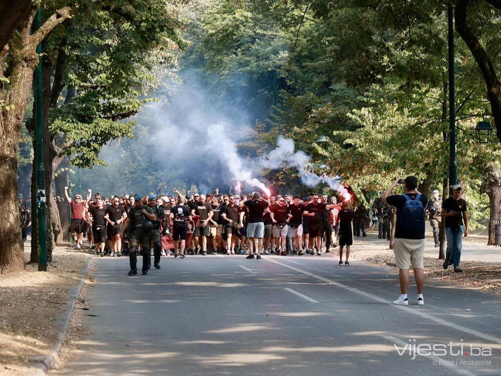 "Horde zla" u korteu ka Grbavici: Paklena atmosfera pred vječiti derbi