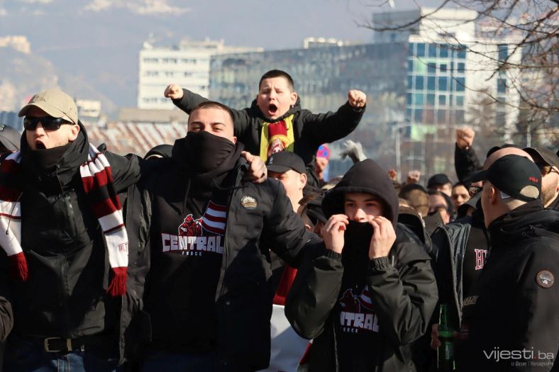 Horde zla u korteu krenule prema Grbavici da bodre Sarajevo