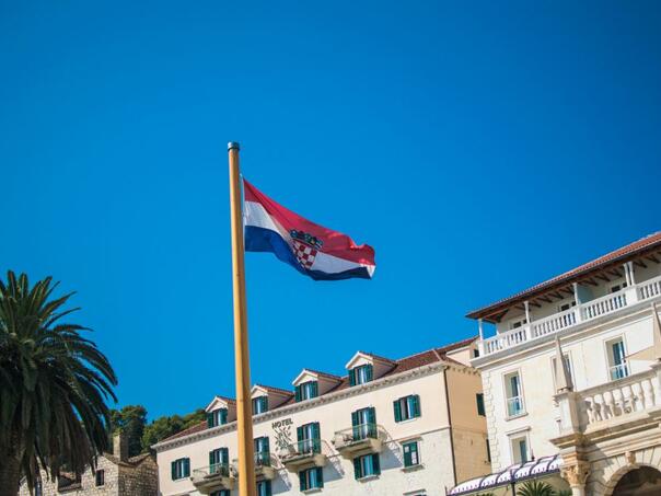 Hrvatica uhapšena nakon što je kamenjem gađala zastavu Hrvatske