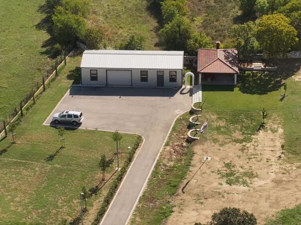 Hrvatska ruši Thompsonove nelegalne objekte u Čavoglavama