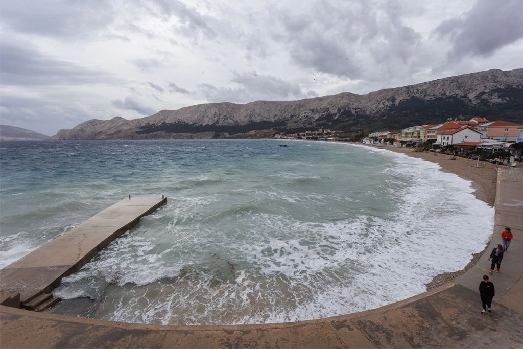 Hrvatska: Ženu udario grom na plaži dok je nosila suncobran