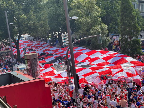 Hrvatski navijači u New Yorku razvili zastavu dugu 100 metara