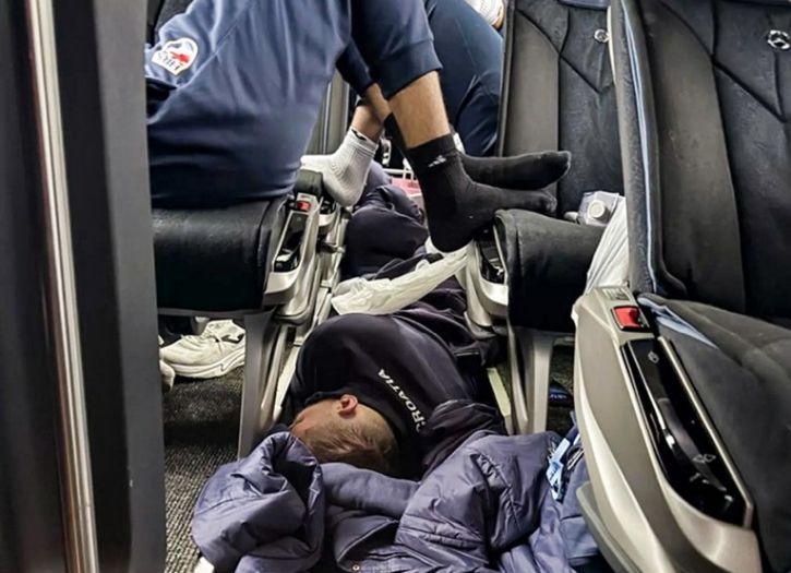 Hrvatski rukometaši u polufinalu, a spavaju na podu autobusa