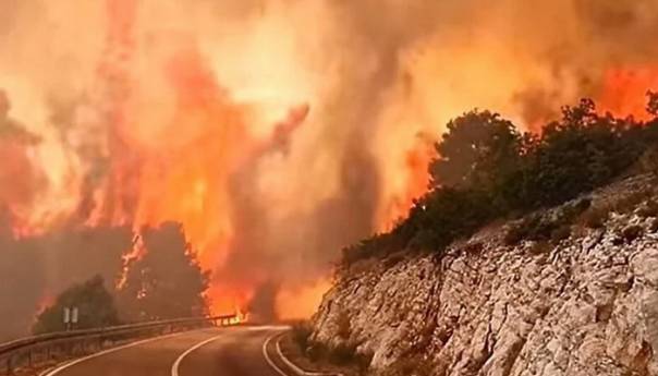 Hrvatski vatrogasci objavili snimak dramatičnog požara u Dalmaciji