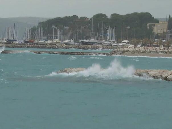 Hrvatskoj prijete poplave: Ulice pod vodom, otkazane brodske linije