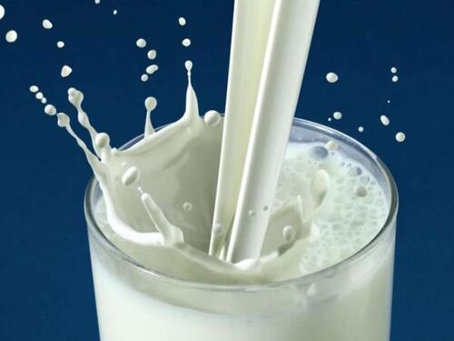 Idea otkupljuje dva milijuna litara mlijeka iz Srbije, poljoprivrednici nastavljaju s blokadama