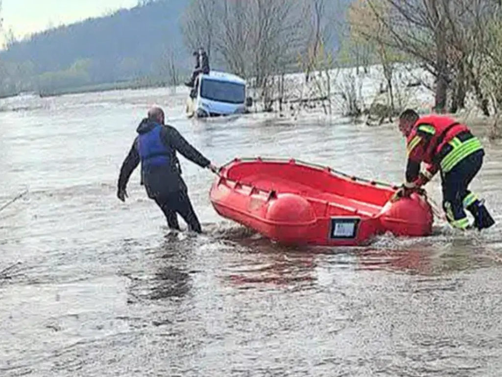 Ignorisali upozorenja, pa kombi povukla bujica
