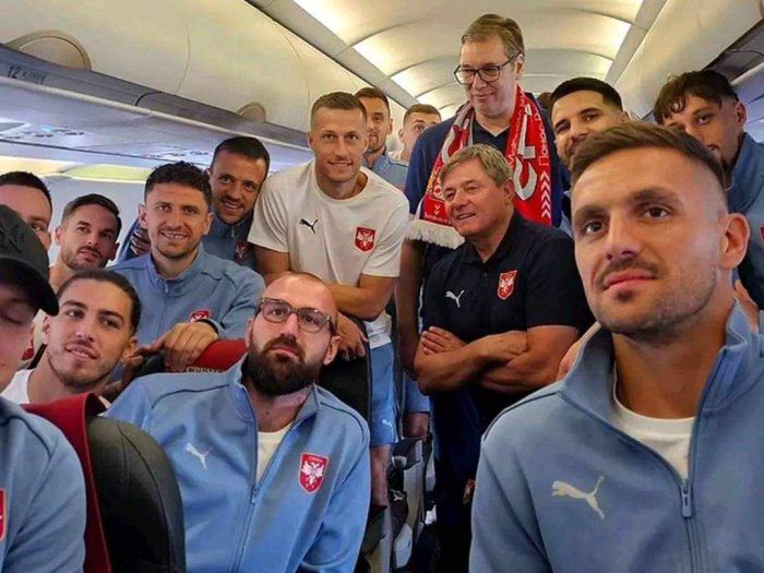 Igrači Srbije na Euro putovali hrvatskim avionom, Vučić i Brnabić bijesni