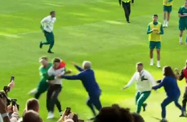 Incident na treningu Portugala: Navijači upali na teren, golman srušio jednog