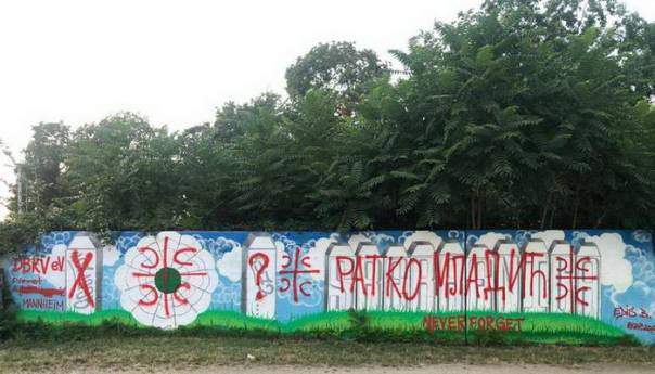 Ime Ratka Mladića ispisano preko grafita o Srebrenici