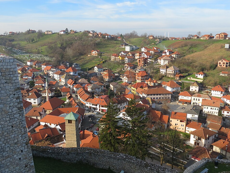 Incident u Tešnju: Pucano na automobil u dvorištu porodične kuće