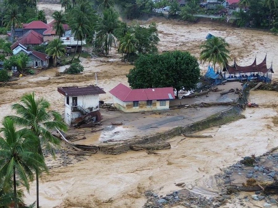 Indonezija: Broj poginulih u poplavama prešao 900, više od 400 nestalih