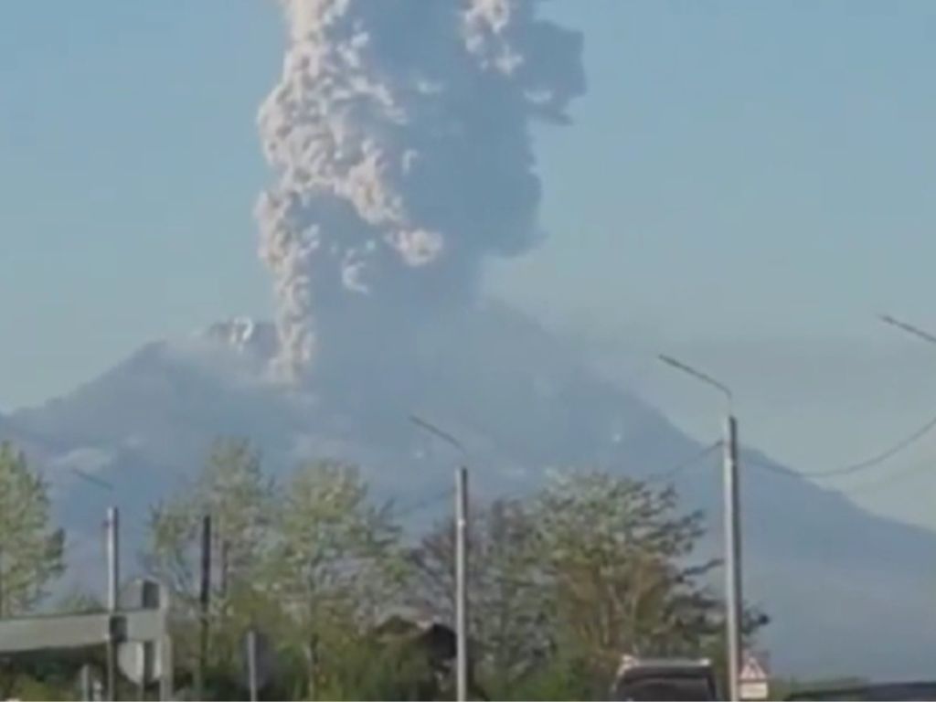 Indonezijski vulkan Marapi eruptirao, vlasti izdale hitno upozorenje