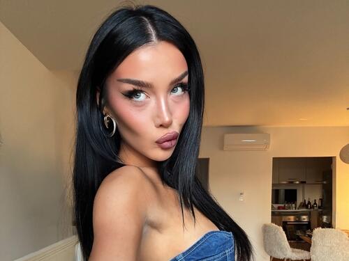 Influenserica pokazala prve fotografije nakon operacije grudi: "Bol je 8/10"