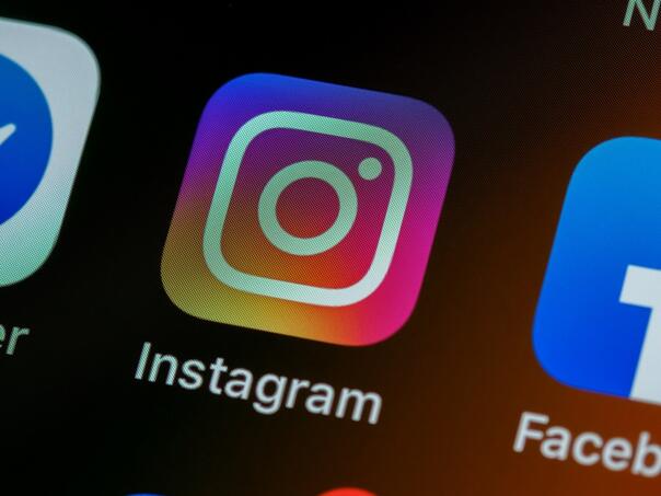 Instagram potiskuje političke objave: Analiza pokazuje drastičan pad
