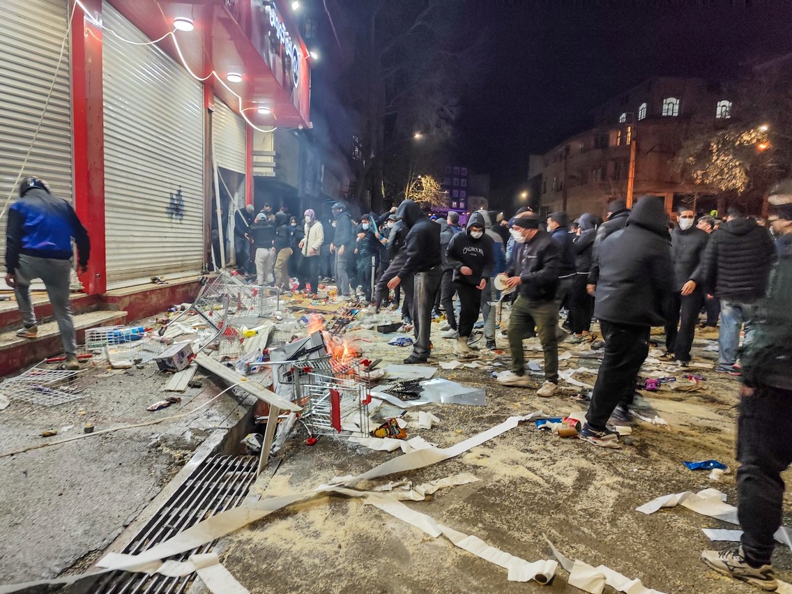 Iran tone u haos: Ubijeno 45 osoba, zapaljena zgrada televizije u Isfahanu