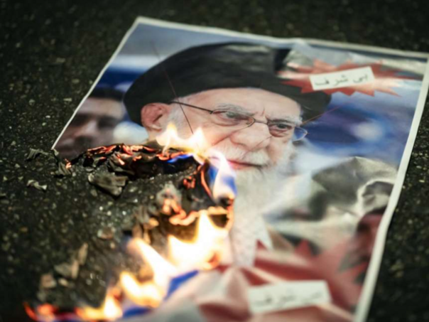 Iranski reformisti pozvali Khameneija da se povuče s vlasti