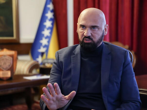 Isak: Ni murali, ni pjesme, ni Beograd ne mogu oprati ime ratnog zločinca Ratka Mladića