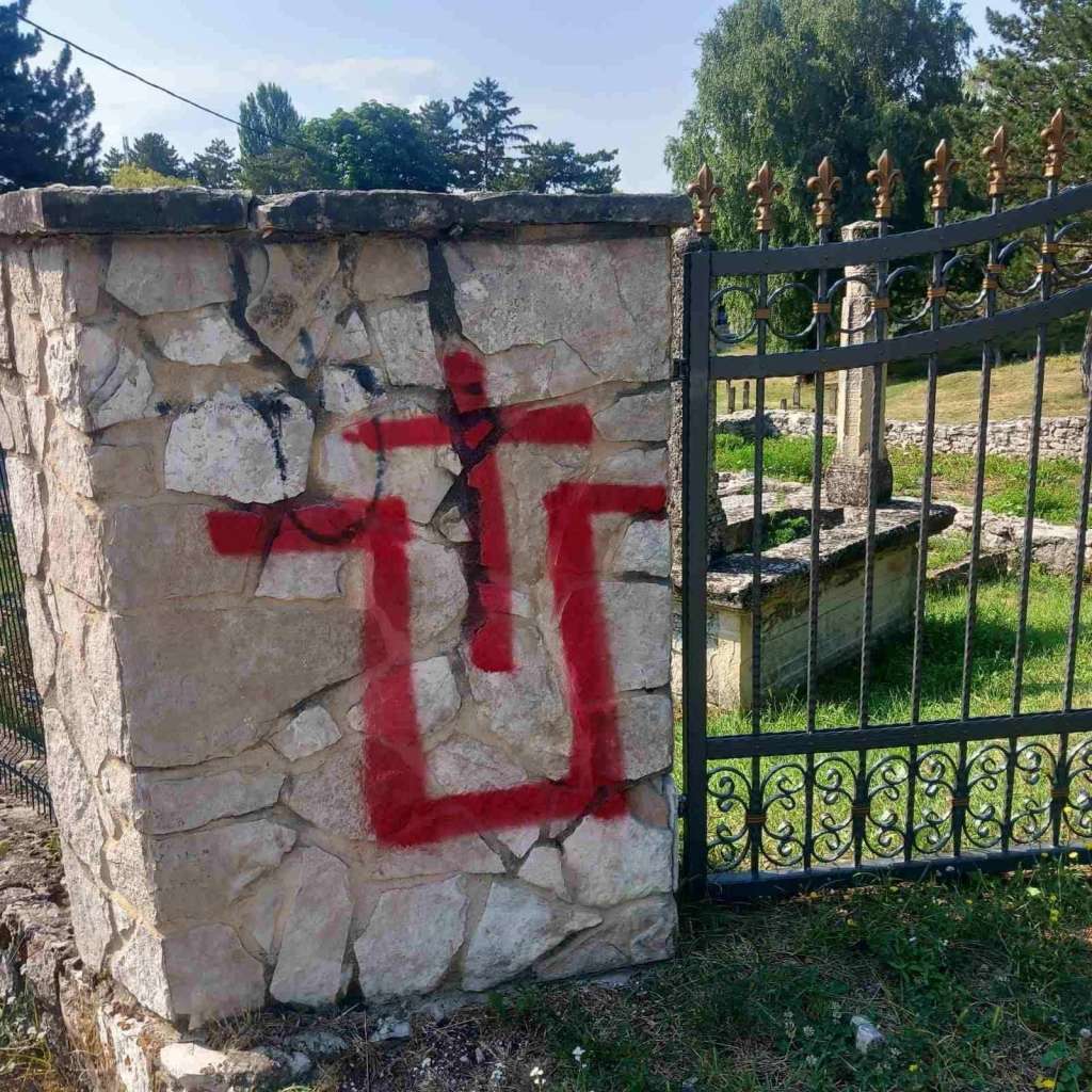 Ispisivanje ustaških simbola na mezarju u Livnu je fašizam