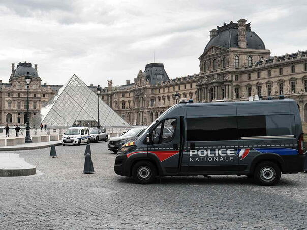 Istraga otkrila da je pljačkašima iz Louvrea 30 sekundi sigurnosnih propusta omogućilo bijeg