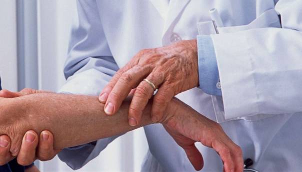 Istraživači otkrili koliko virus korona ostaje na koži