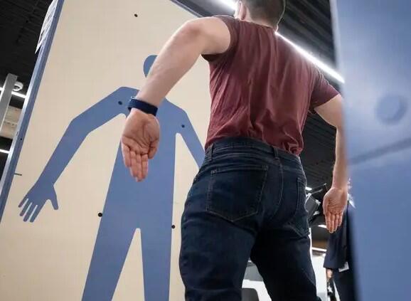 Italija planira uvesti detektore metala u škole